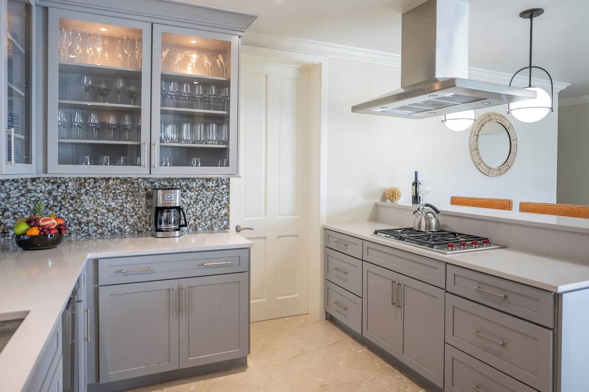 fridge, coffee/tea maker