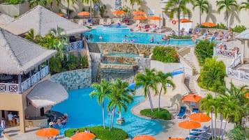 3 albercas al aire libre, sombrillas en la alberca y camastros