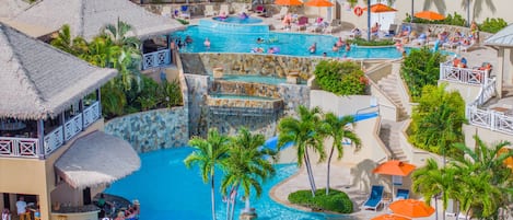 3 utomhuspooler, parasoller och solstolar