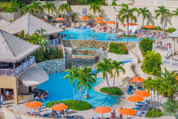 3 piscines extérieures, parasols de plage, chaises longues