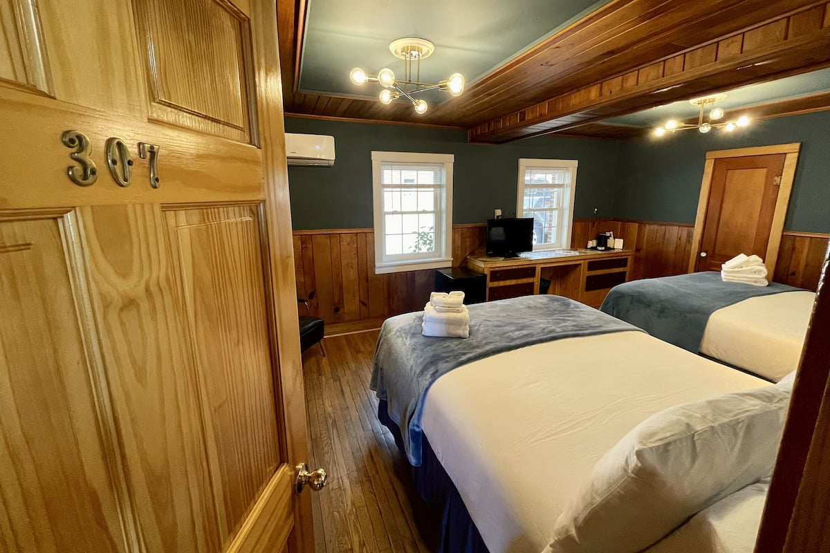 Standard Room, 2 Queen Beds, Non Smoking (Room 307) | Premium bedding, alarm clocks, bed sheets
