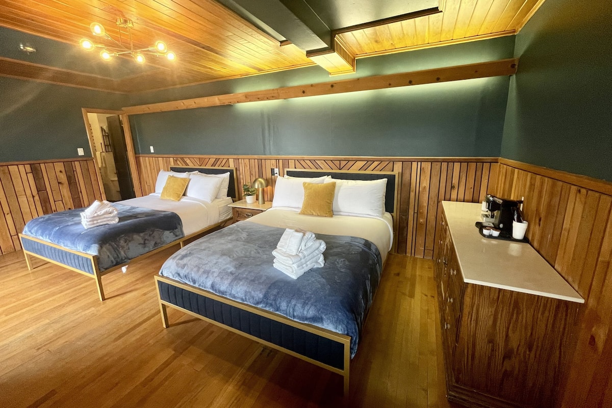 Deluxe Room, 2 Queen Beds, Non Smoking, Balcony (Room 304) | Premium bedding, bed sheets, alarm clocks