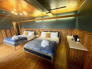华丽客房, 2 张大床, 无烟房, 阳台 (Room 304) | 高档床上用品、床单、闹钟