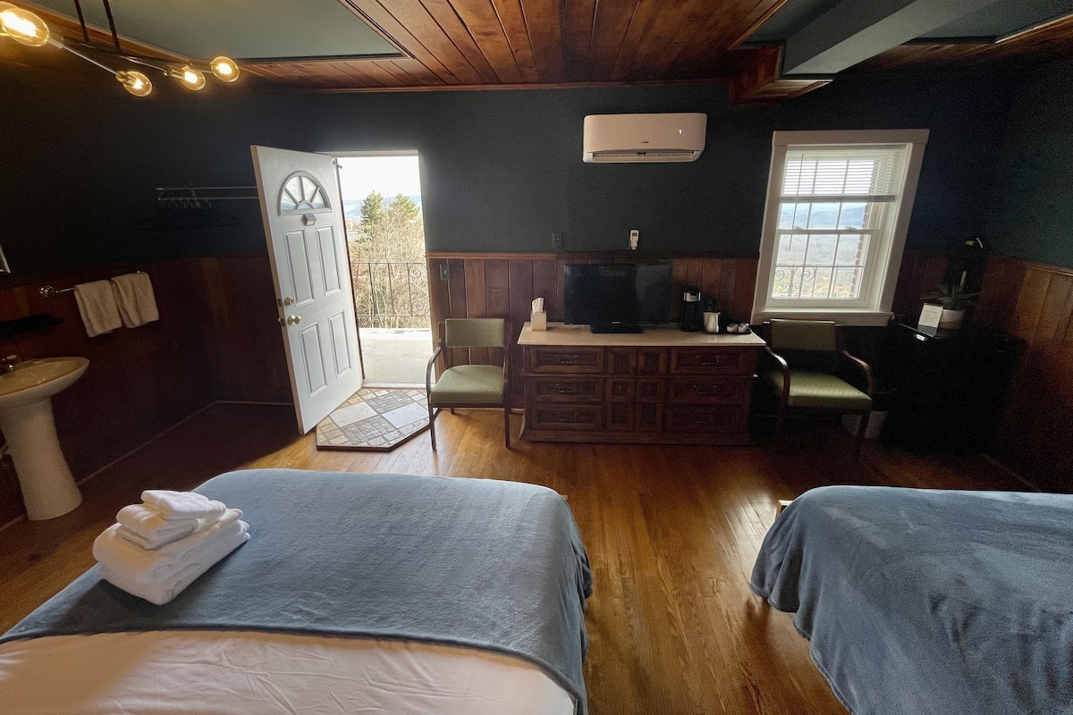 Deluxe Room, 2 Queen Beds, Non Smoking, Balcony (Room 310) | Premium bedding, alarm clocks, bed sheets