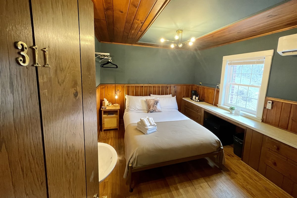 Standard Room, 1 Queen Bed, Non Smoking (Room 311) | Premium bedding, alarm clocks, bed sheets