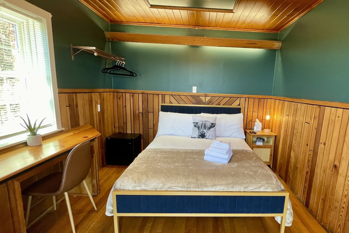 Deluxe Room, 1 Queen Bed, Non Smoking, Balcony (Room 302) | Premium bedding, bed sheets, alarm clocks