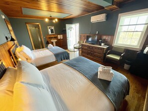 Chambre Deluxe, 2 grands lits, non-fumeur, balcon (Room 310) | Literie de qualité, literie fournie, réveille-matin