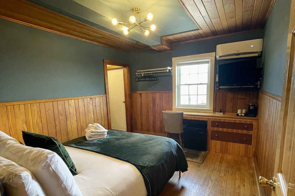 Deluxe Room, 1 Queen Bed, Non Smoking, Balcony (Room 308) | Premium bedding, bed sheets, alarm clocks