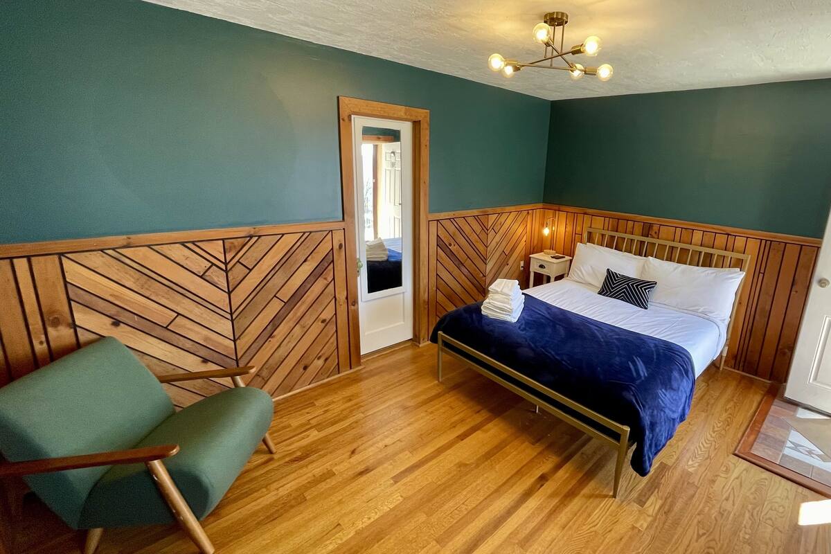 Deluxe Room, 1 Queen Bed, Non Smoking, Balcony (Room 301) | Premium bedding, alarm clocks, bed sheets