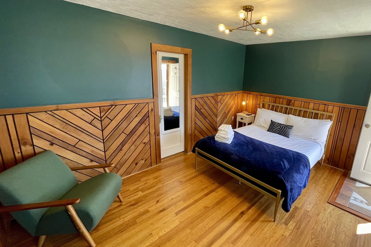 Deluxe Room, 1 Queen Bed, Non Smoking, Balcony (Room 301) | Premium bedding, bed sheets, alarm clocks