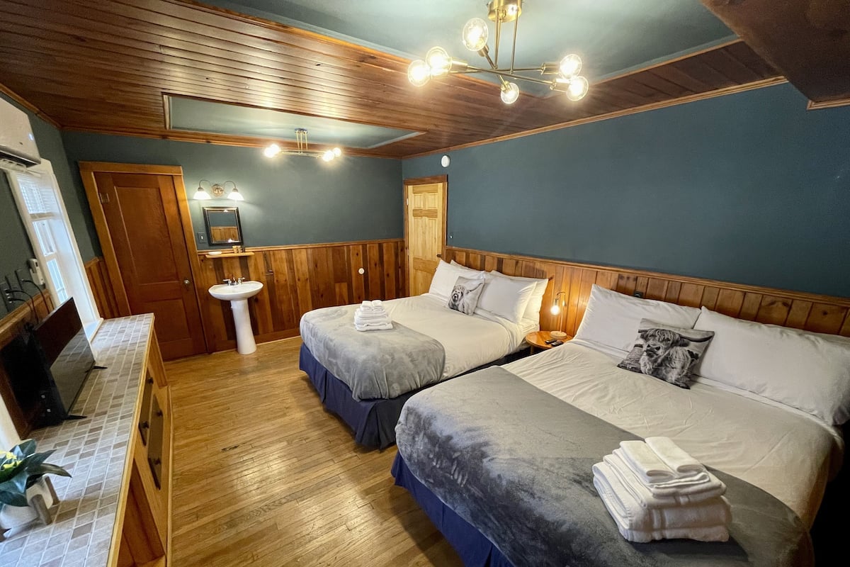 Standard Room, 2 Queen Beds, Non Smoking (Room 309) | Premium bedding, bed sheets, alarm clocks