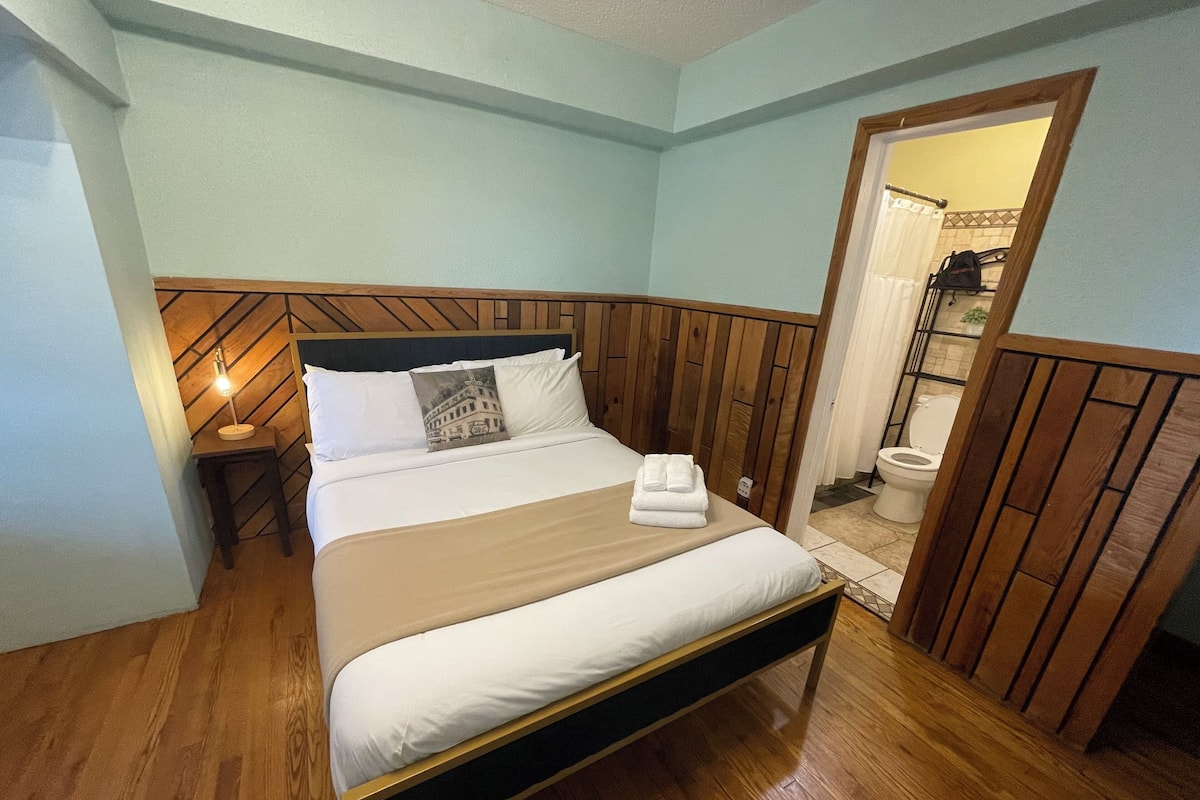 Standard Room, 1 Queen Bed, Non Smoking (Room 201) | Premium bedding, bed sheets, alarm clocks
