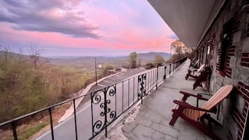 Deluxe Room, 1 Queen Bed, Non Smoking, Balcony (Room 312) | Pemandangan balkon