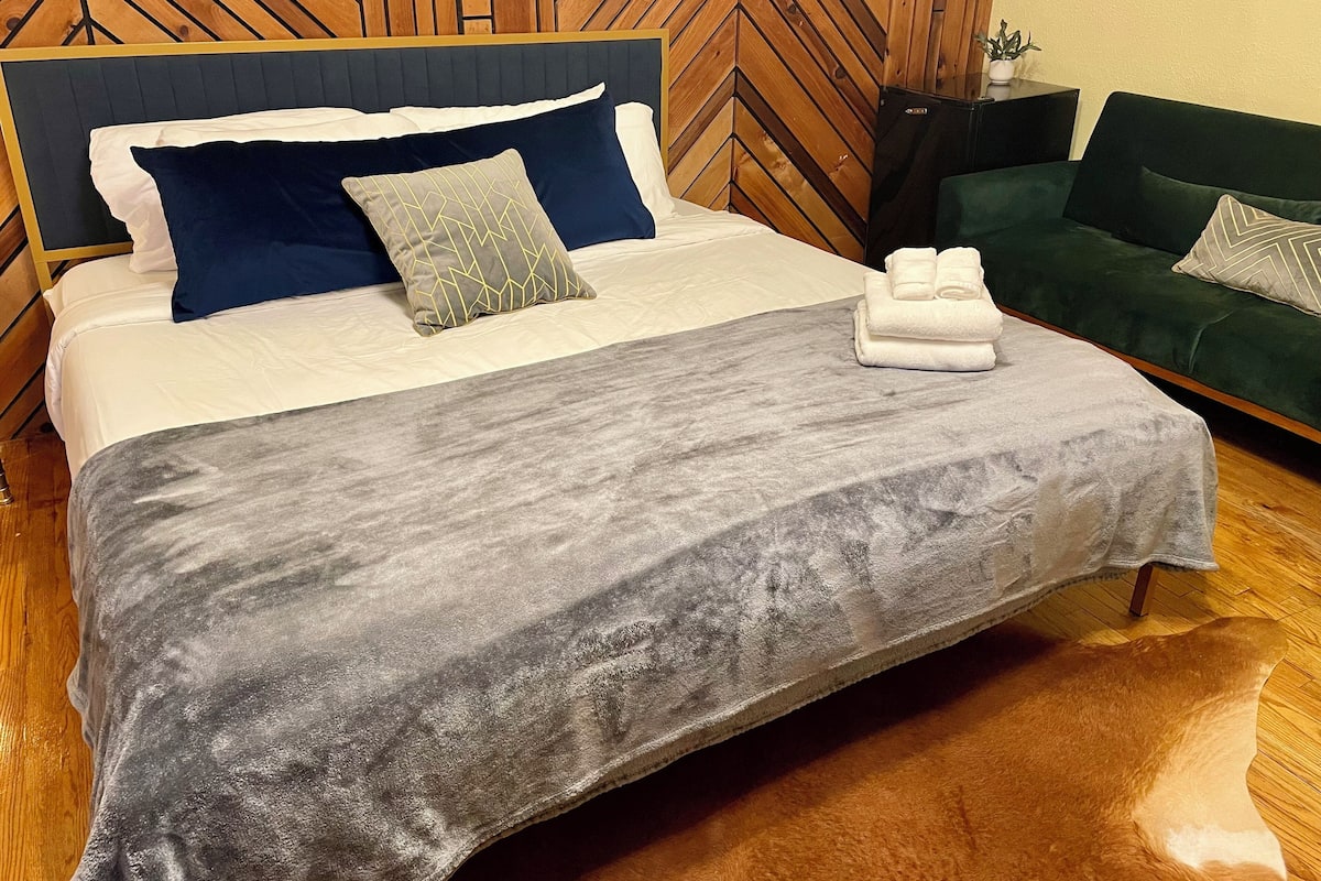 Premier Room, 1 King Bed, Non Smoking, Balcony (Room 208) | Premium bedding, alarm clocks, bed sheets