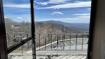 Deluxe Room, 1 Queen Bed, Non Smoking, Balcony (Room 308) | Balcony view