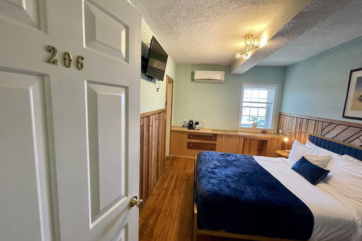 Standard Room, 1 Queen Bed, Non Smoking (Room 206) | Premium bedding, alarm clocks, bed sheets