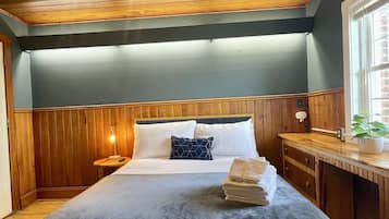 Deluxe Room, 1 Queen Bed, Non Smoking, Balcony (Room 306) | Premium bedding, bed sheets, alarm clocks