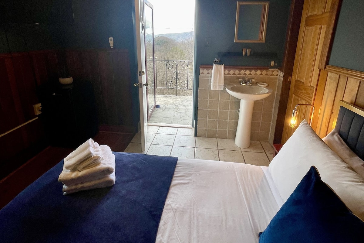 Deluxe Room, 1 Queen Bed, Non Smoking, Balcony (Room 312) | Premium bedding, alarm clocks, bed sheets