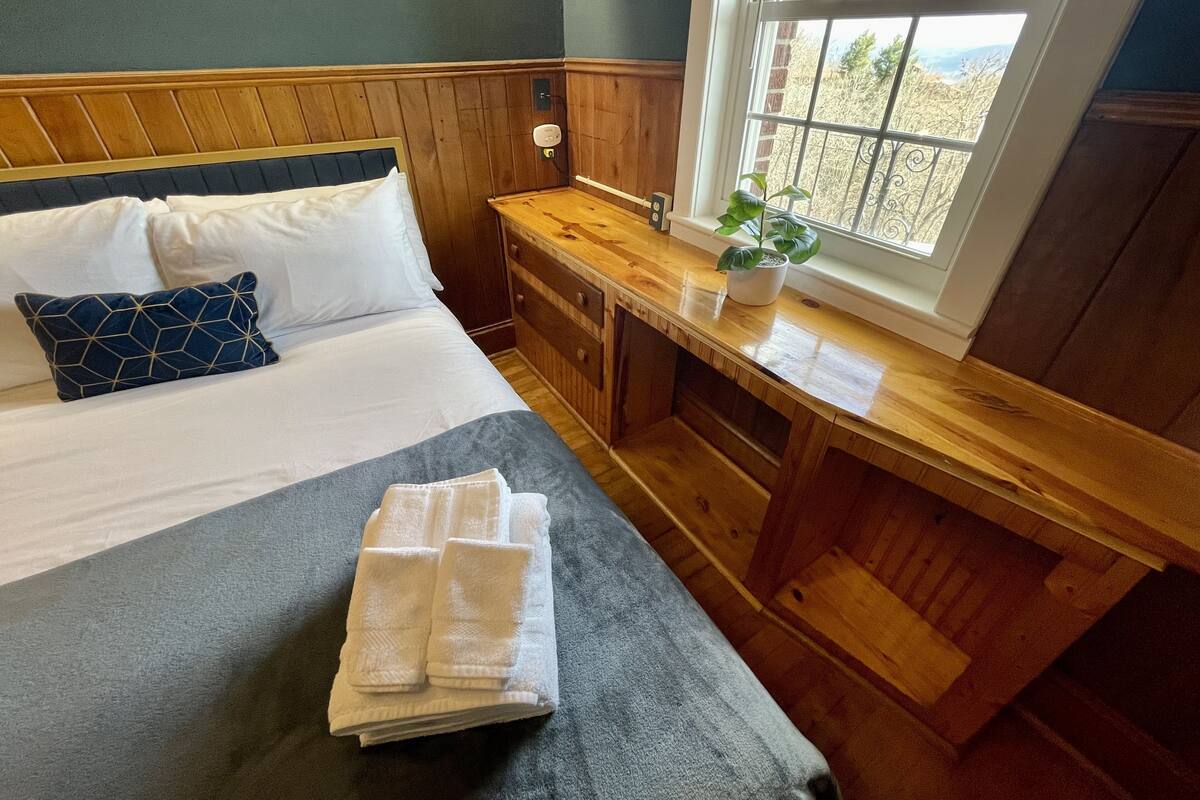 Deluxe Room, 1 Queen Bed, Non Smoking, Balcony (Room 306) | Premium bedding, alarm clocks, bed sheets