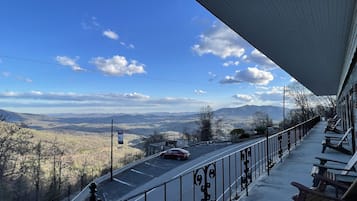 Deluxe Room, 1 Queen Bed, Non Smoking, Balcony (Room 312) | Vista a la montaña