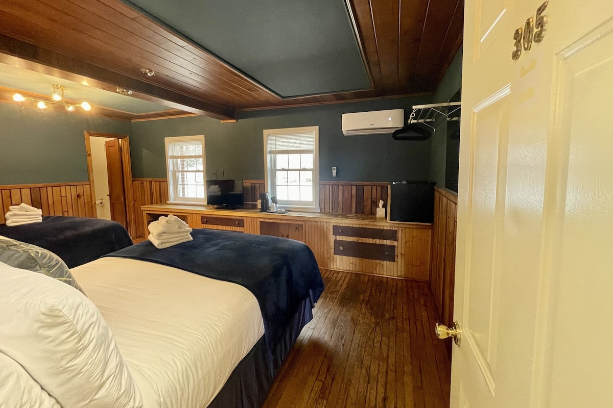 Standard Room, 2 Queen Beds, Non Smoking (Room 305) | Premium bedding, alarm clocks, bed sheets