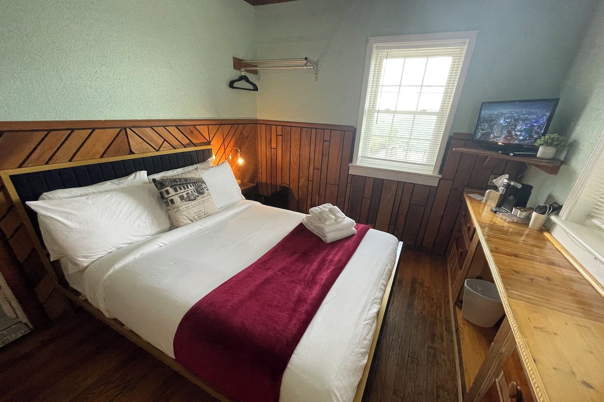 Standard Room, 1 Queen Bed, Non Smoking (Room 202) | Premium bedding, alarm clocks, bed sheets