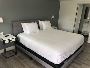 スタンダード ルーム キングベッド 1 台 禁煙 | アイロン / アイロン台、WiFi (無料)、ベッドシーツ、アラーム付き時計