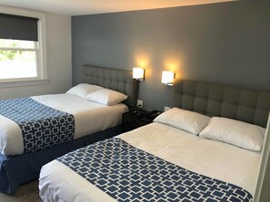 Tabla de planchar con plancha, wifi gratis, despertador y ropa de cama 