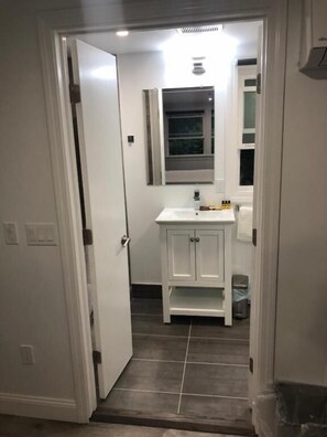 Bañera con ducha, secador de pelo, toallas