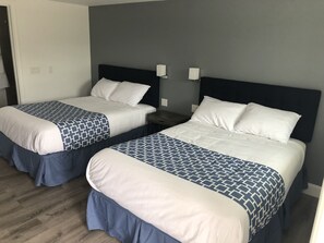 Tabla de planchar con plancha, wifi gratis, despertador y ropa de cama 
