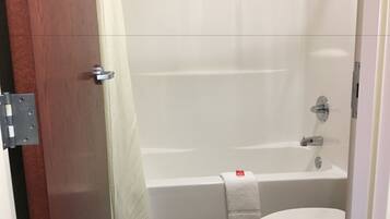 Amenidades de baño gratuitas, secadora de cabello, toallas, jabón