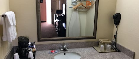 Articles de toilette (gratuits), séchoir à cheveux, serviettes fournies