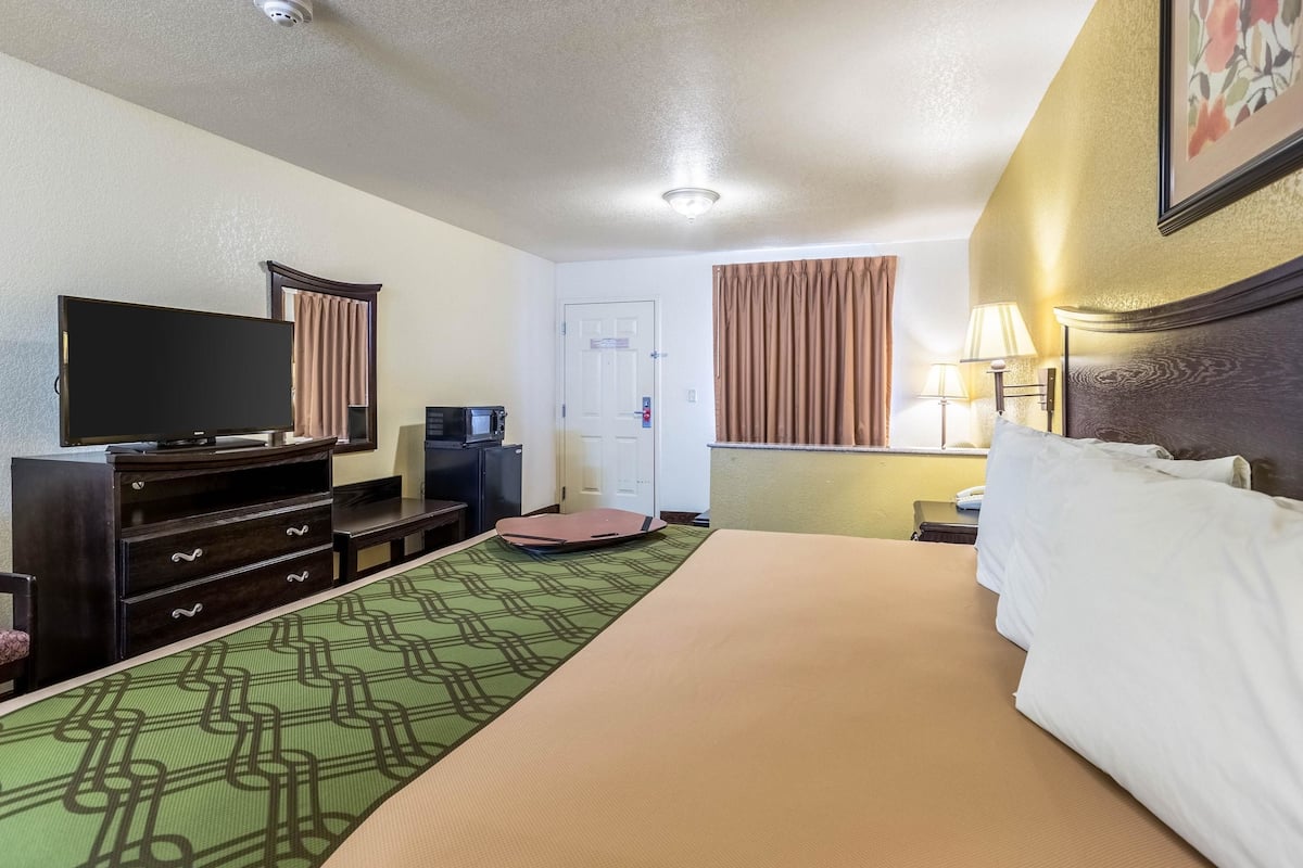 Standard Room, 1 King Bed with Sofa bed, Non Smoking | Pillowtop beds, desk, laptop workspace, iron/ironing board