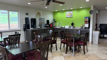 Desayuno completo gratuito y diario