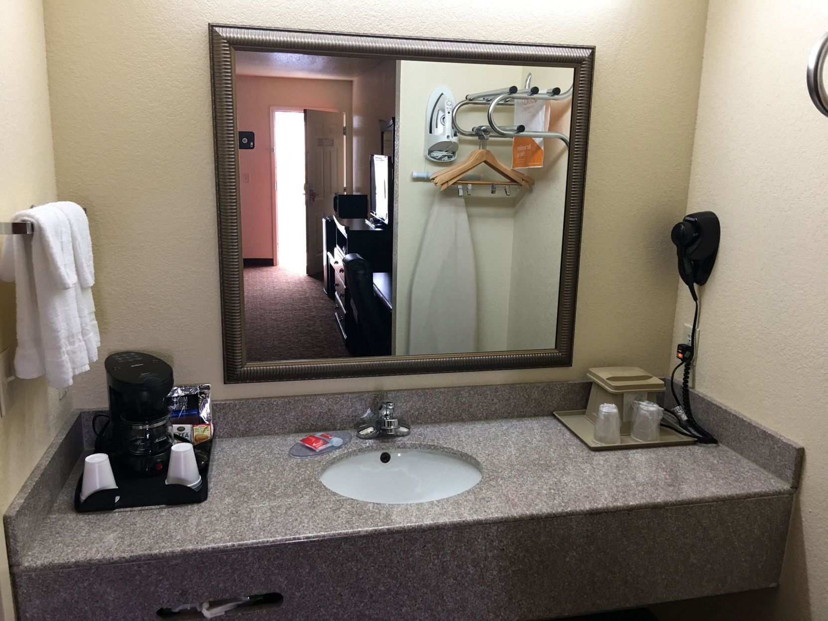 Bad | Toalettartikler (inkludert), hårføner, håndklær og såpe