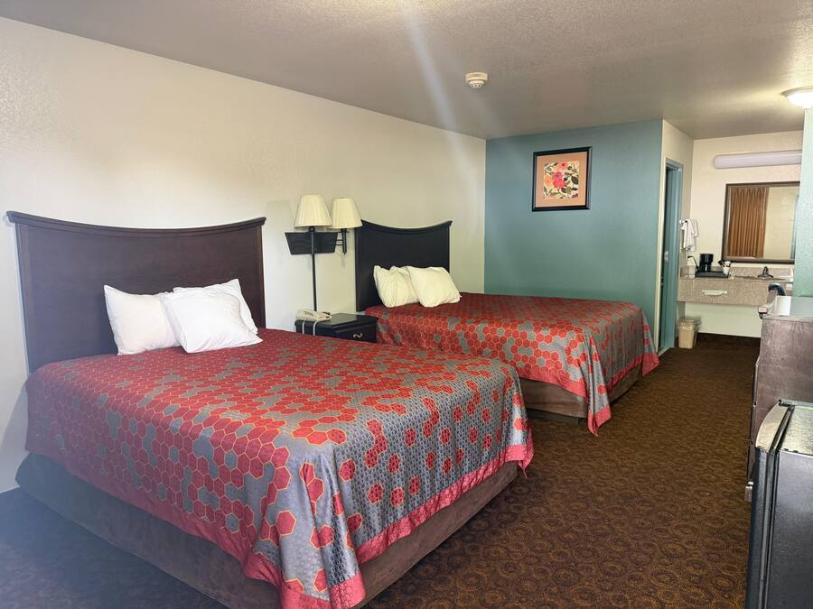 Deluxe tweepersoonskamer, 2 queensize bedden, rolstoeltoegankelijk bad, niet-roken | Pillowtop-bedden, een bureau, een laptopwerkplek