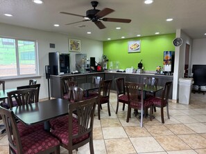 Desayuno completo gratuito y diario