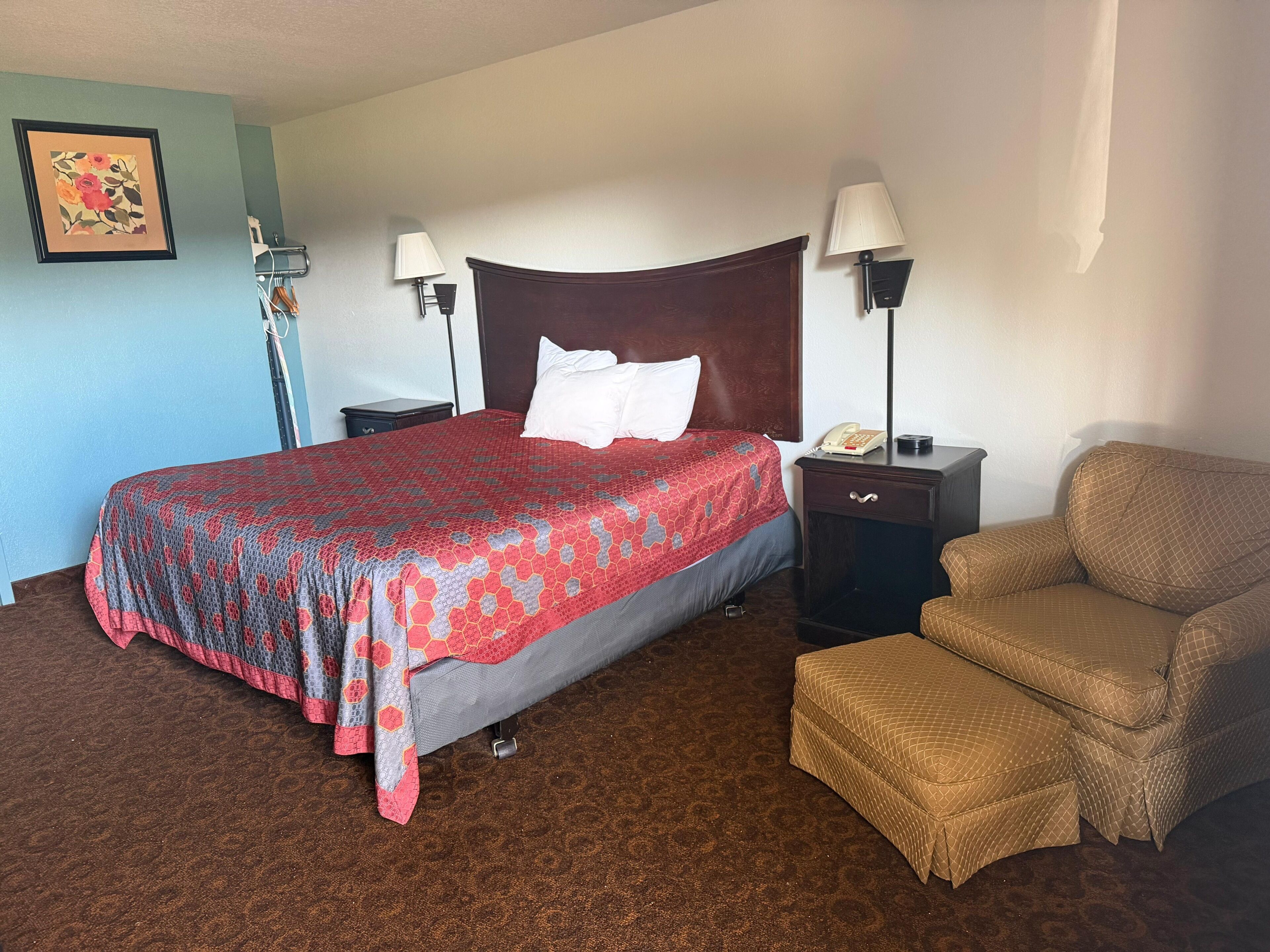 Habitación Deluxe, 1 cama de matrimonio grande, accesible para personas con discapacidad | Colchones con acolchado adicional y escritorio