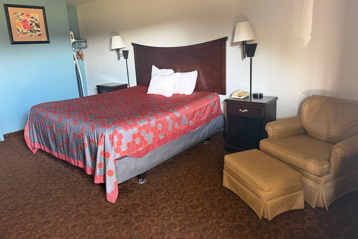 Deluxe Room, 1 King Bed, Accessible, Non Smoking | Pillowtop beds, desk, laptop workspace, iron/ironing board