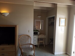 Habitació | Matalassos amb encoixinament addicional, escriptori i cortines opaques 