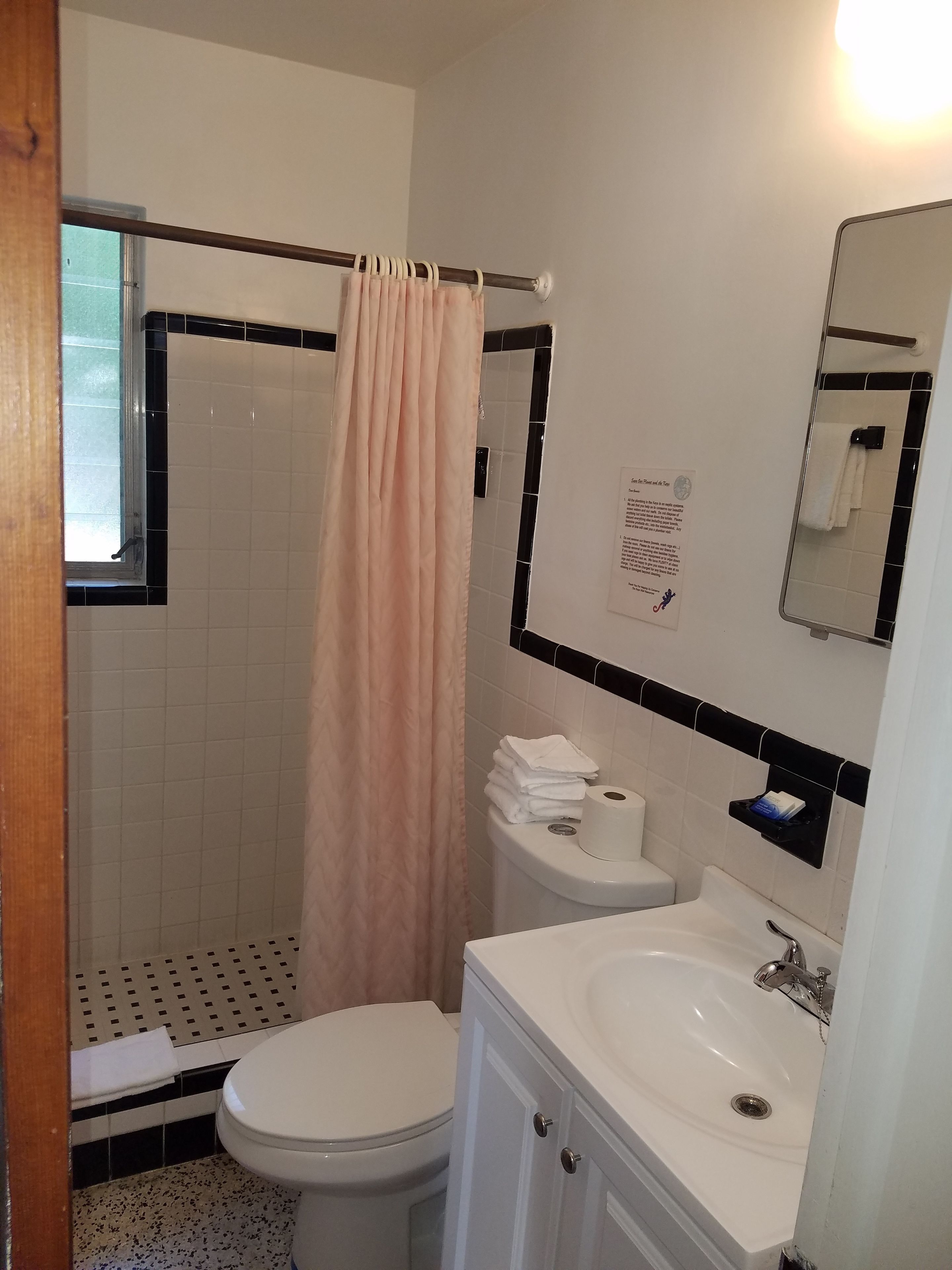 Habitación | Baño | Ducha, artículos de higiene personal gratuitos y secador de pelo