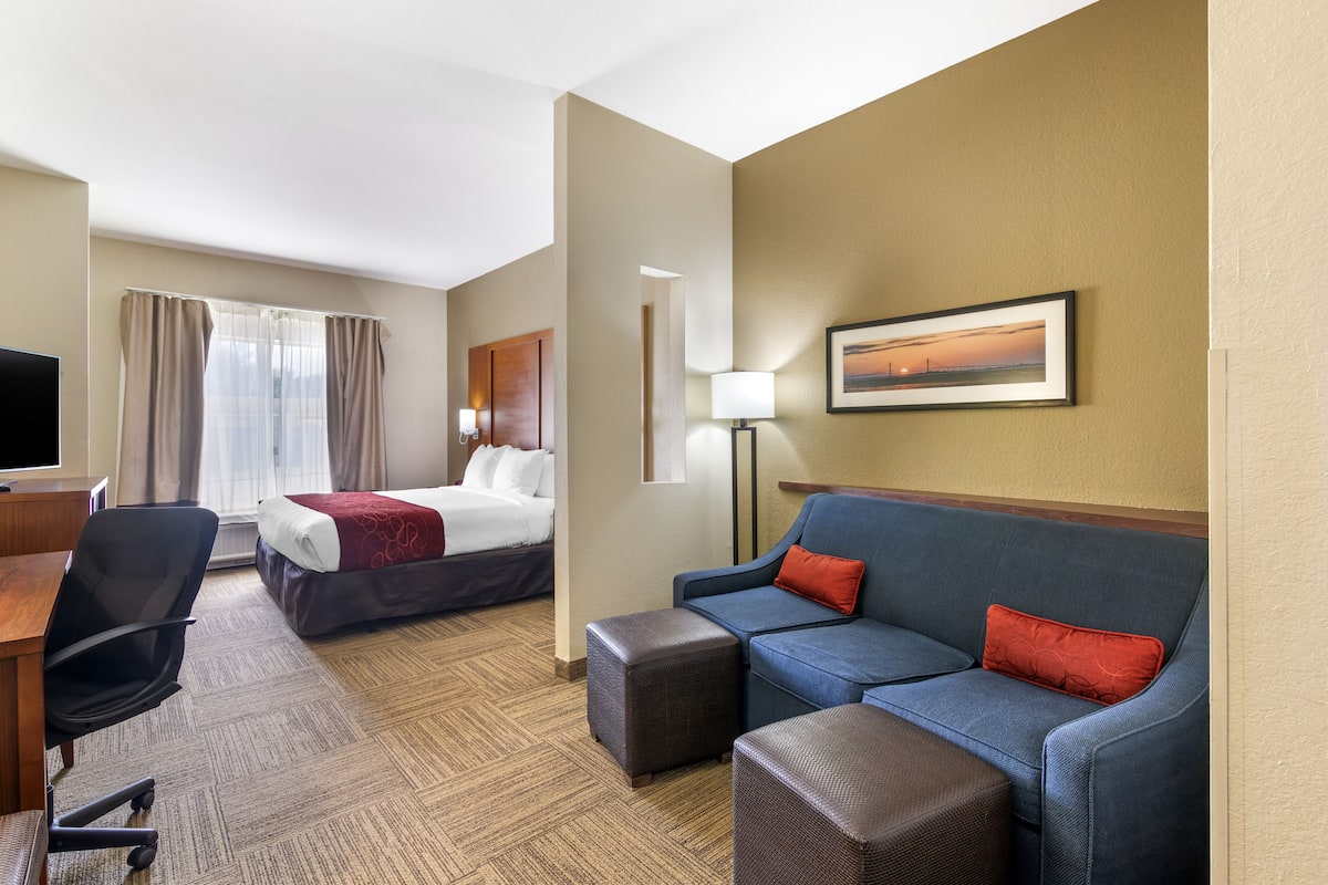 Suite, 1 Katil Raja (King) dengan Katil Sofa, Accessible, Non Smoking | Peralatan tempat tidur premium, tilam berlapik, peti besi dalam bilik