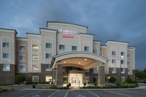 A Fairfield Inn & Suites Marriott hotel with a modern design, featuring a prominent entrance and a parking lot with handicapped accessibility. - Fairfield Inn & Suites by Marriott Kansas City Overland Park (Overland Park)