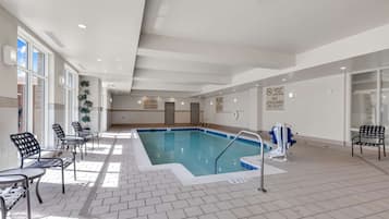 Sisäuima-allas, ulkouima-allas, aurinkovarjoja, aurinkotuoleja