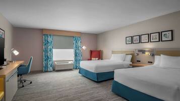 Habitación, con acceso para personas discapacitadas, microondas (Mobility and Hearing) | Ropa de cama hipoalergénica y caja de seguridad en la habitación