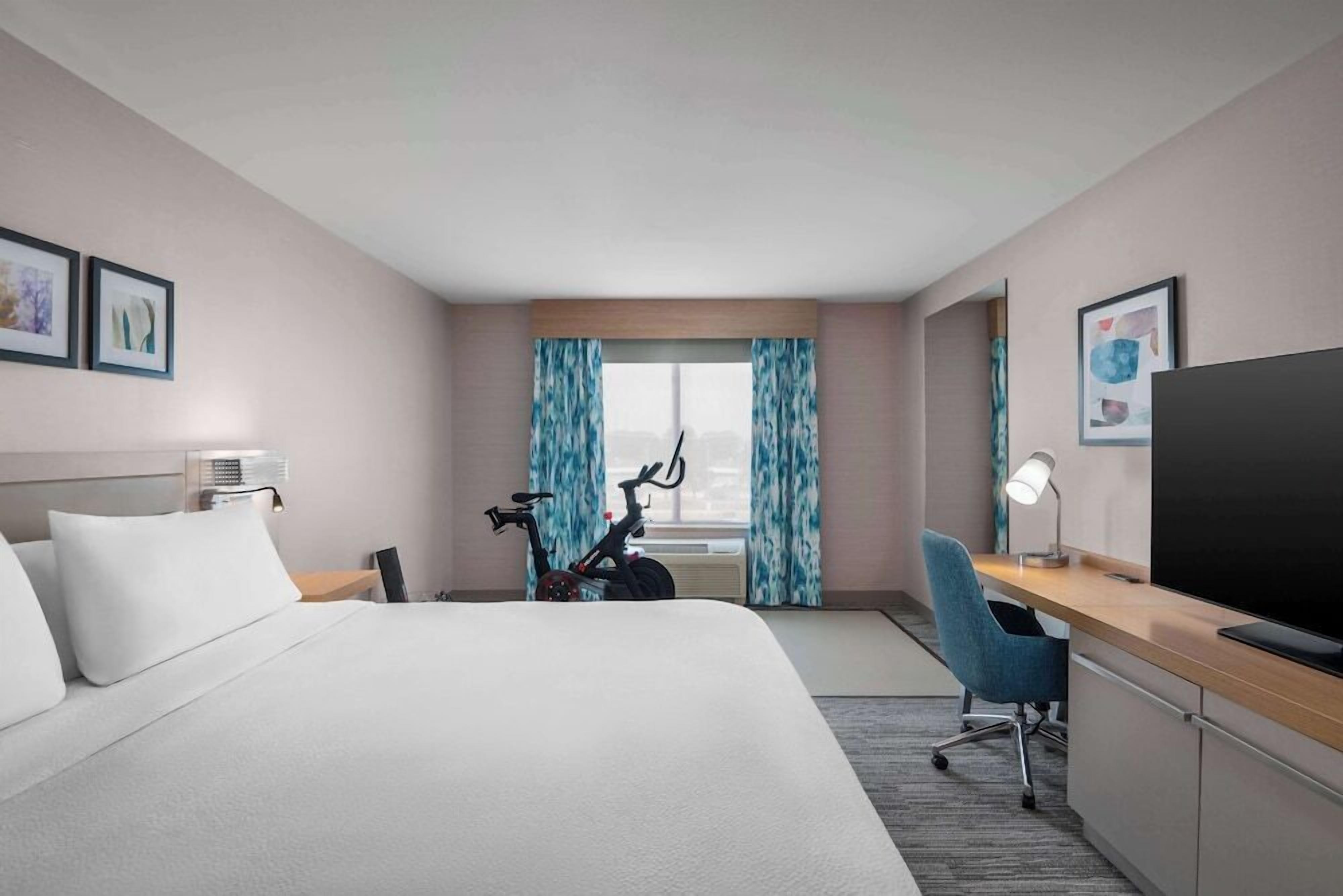 Hypo-allergenic bedding, in-room safe, iron/ironing board, free WiFi