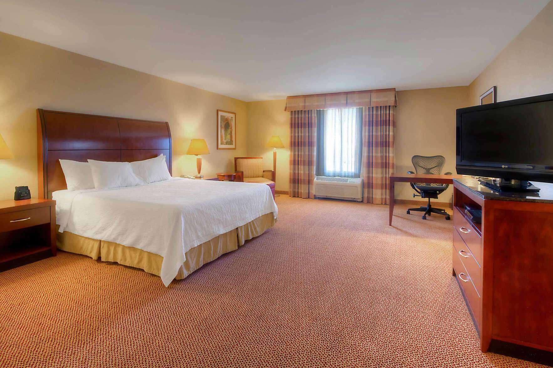 Hypo-allergenic bedding, in-room safe, iron/ironing board, free WiFi