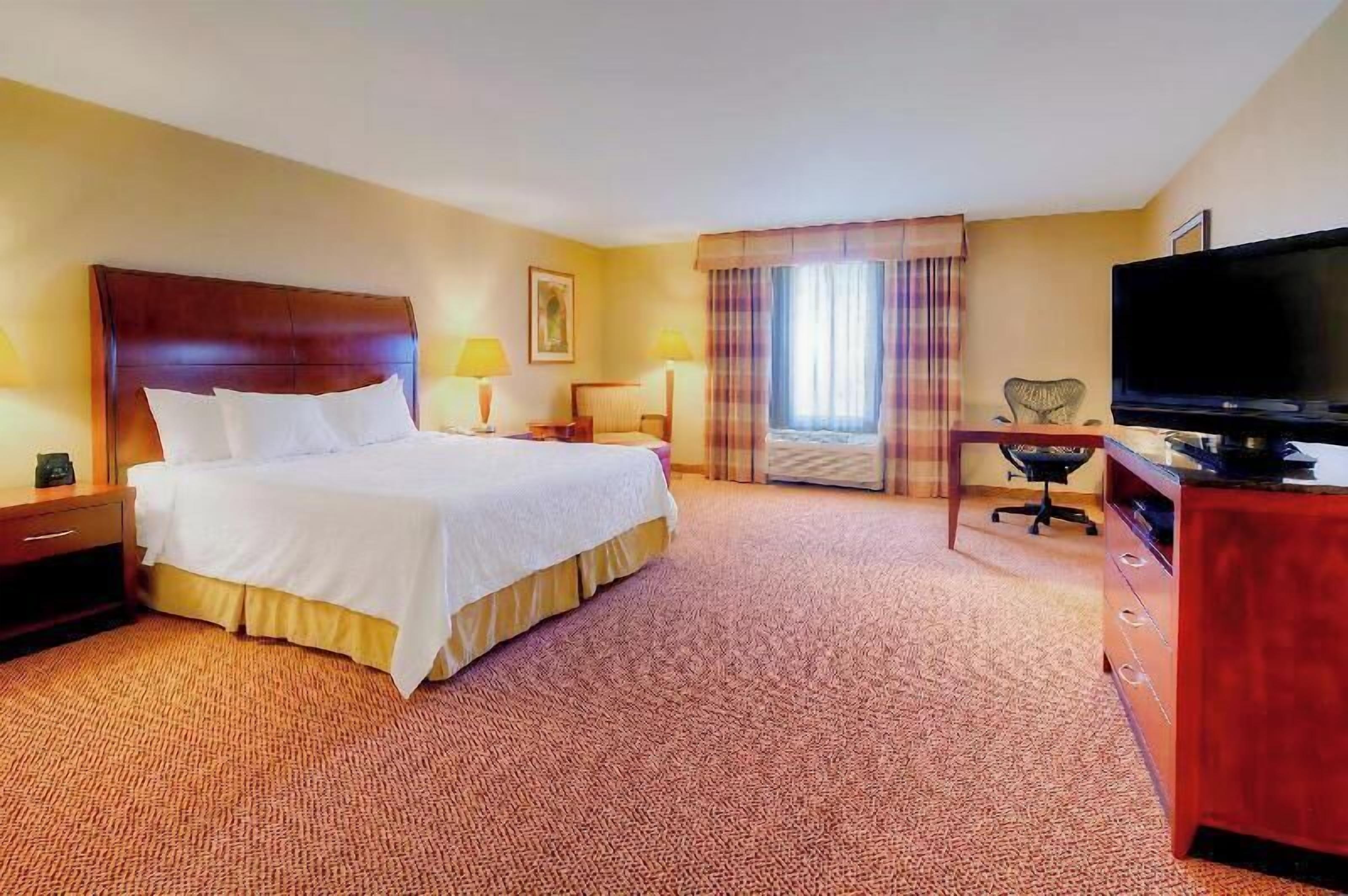 Hypo-allergenic bedding, in-room safe, iron/ironing board, free WiFi
