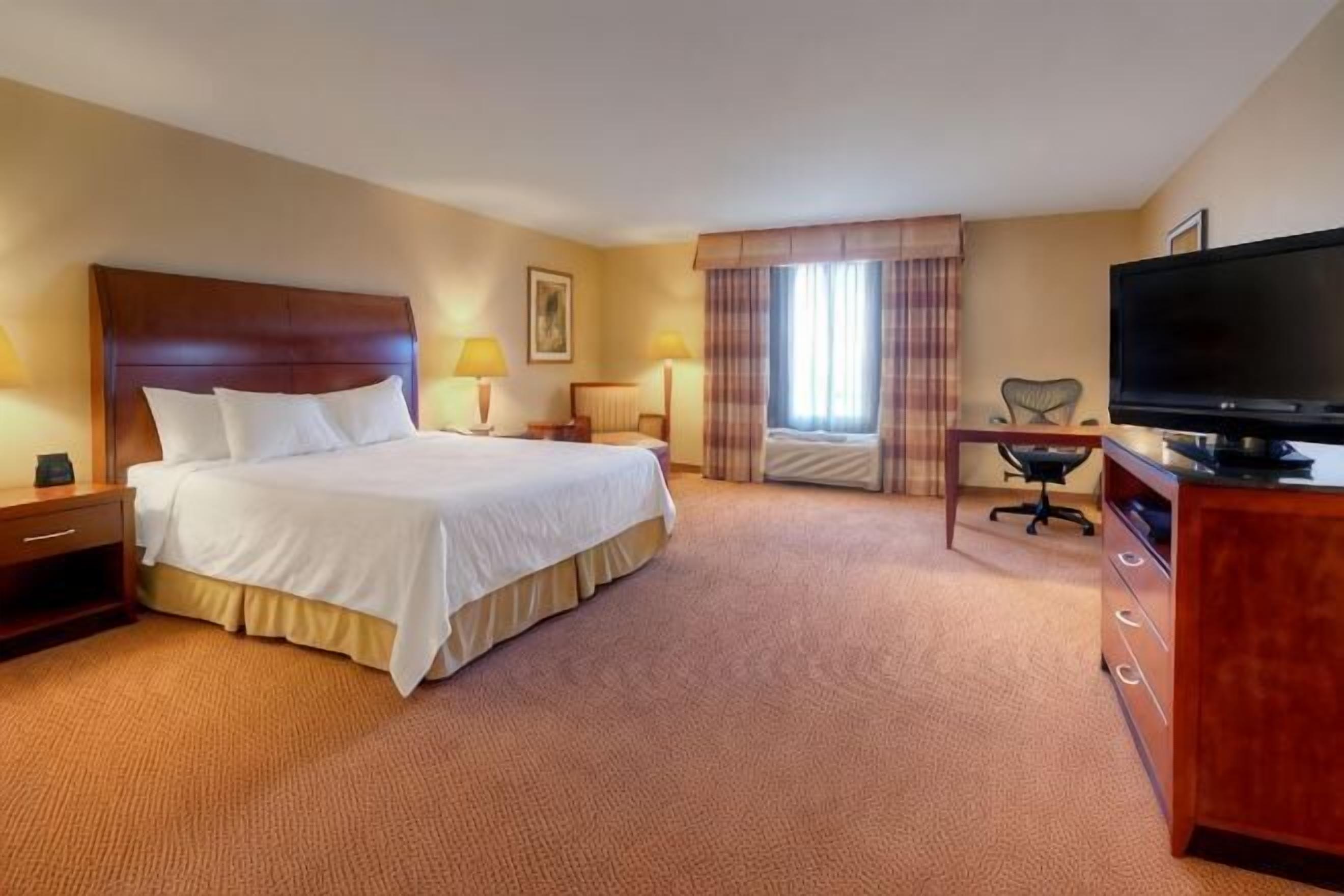 Ropa de cama hipoalergénica y caja de seguridad en la habitación 