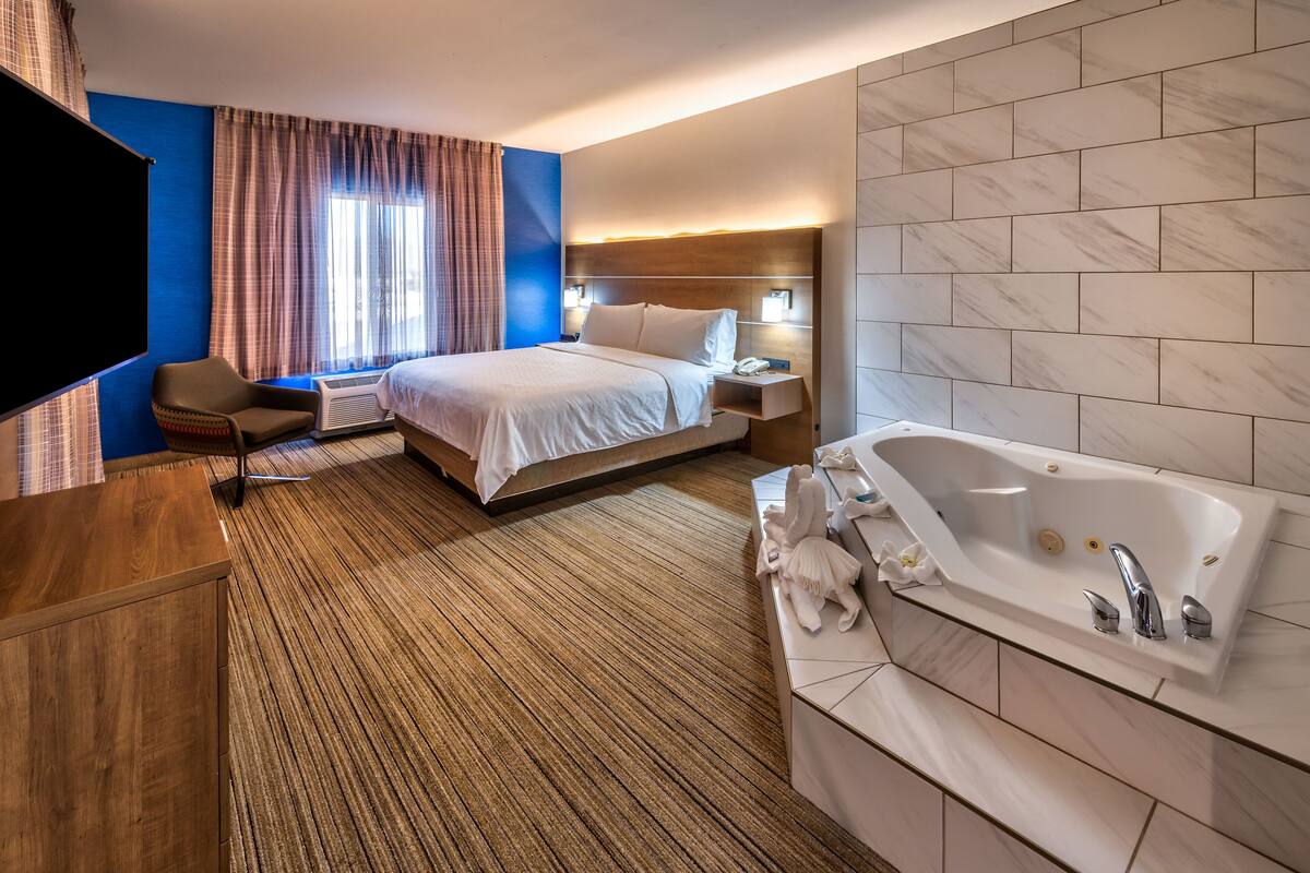 Suite, 1 King Bed, Jetted Tub